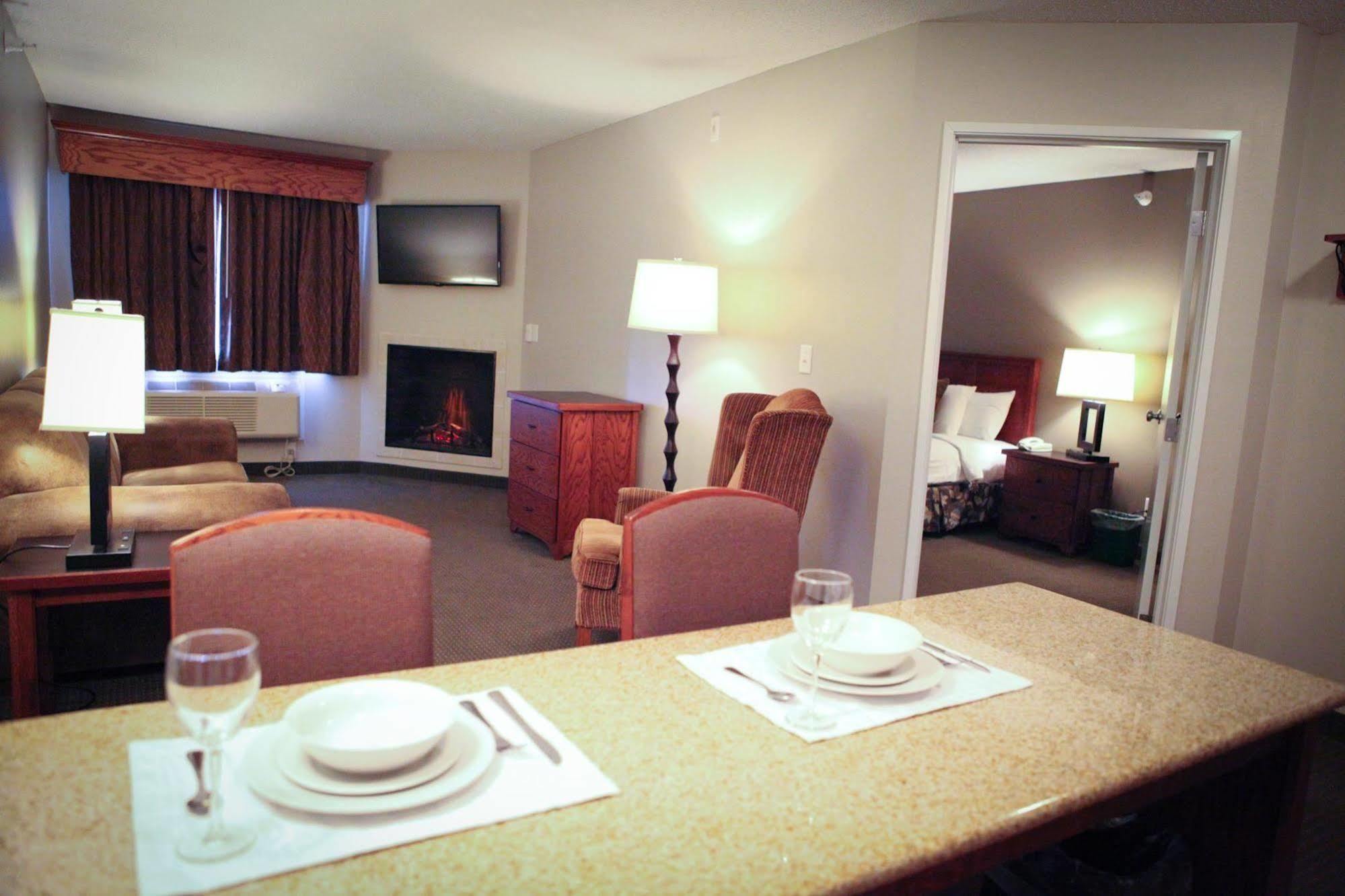 Grandstay Hotel And Suites Perham Bagian luar foto